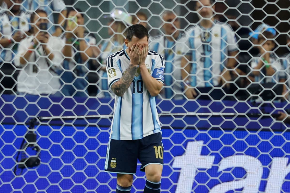 ARLINGTON (ESTADOS UNIDOS), 22/06/2026.- El delantero de Argentina Leo Messi tras fallar un penalti en el partido del Mundial 2026 entre Argentina y Austria, este lunes en Arlington, Texas. EFE/Mariscal