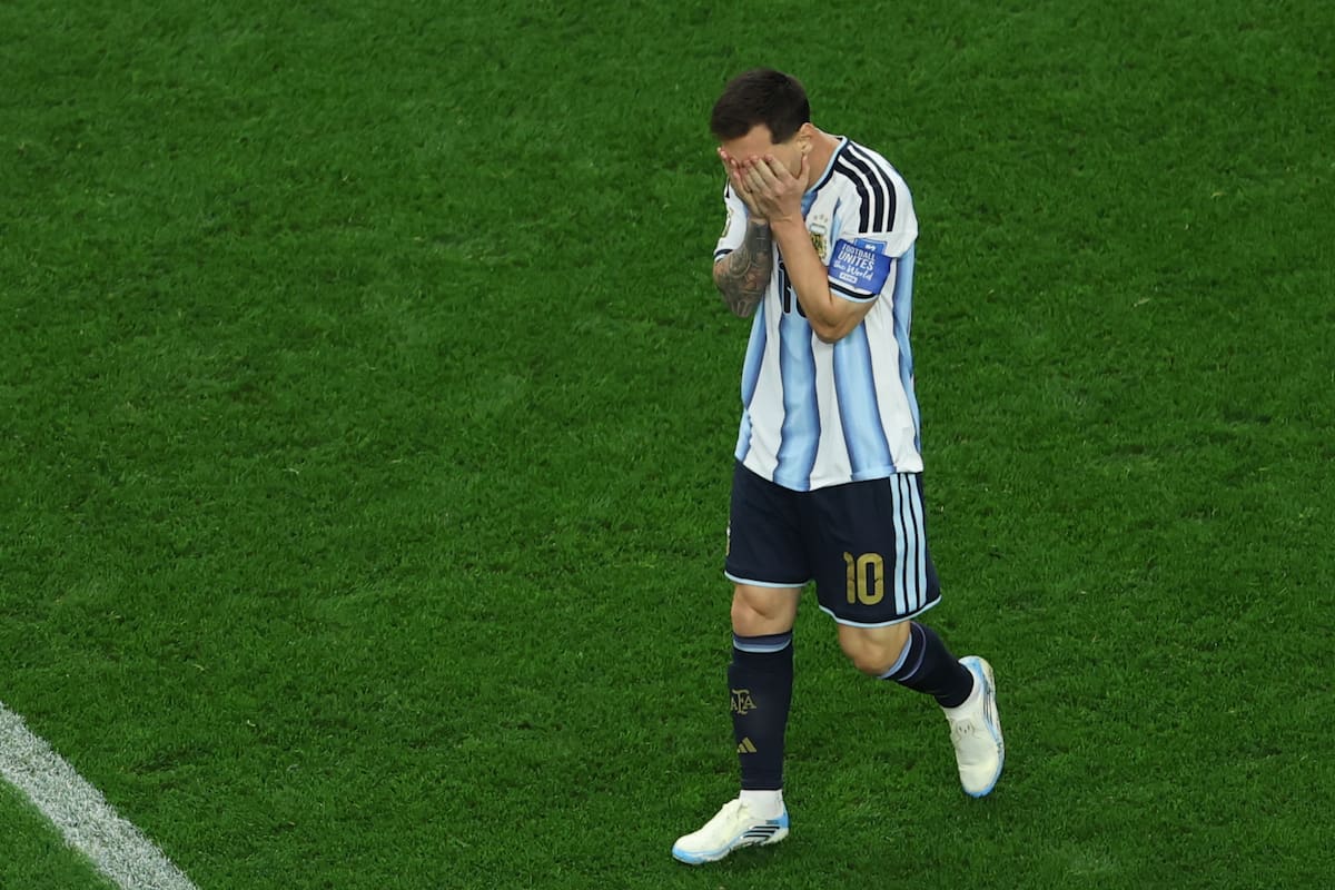 ARLINGTON (ESTADOS UNIDOS), 22/06/2026.- El delantero de Argentina Leo Messi se lamenta tras fallar un penalti en el partido del Mundial 2026 entre Argentina y Austria, este lunes en Arlington, Texas. EFE/Carlos Ramírez
