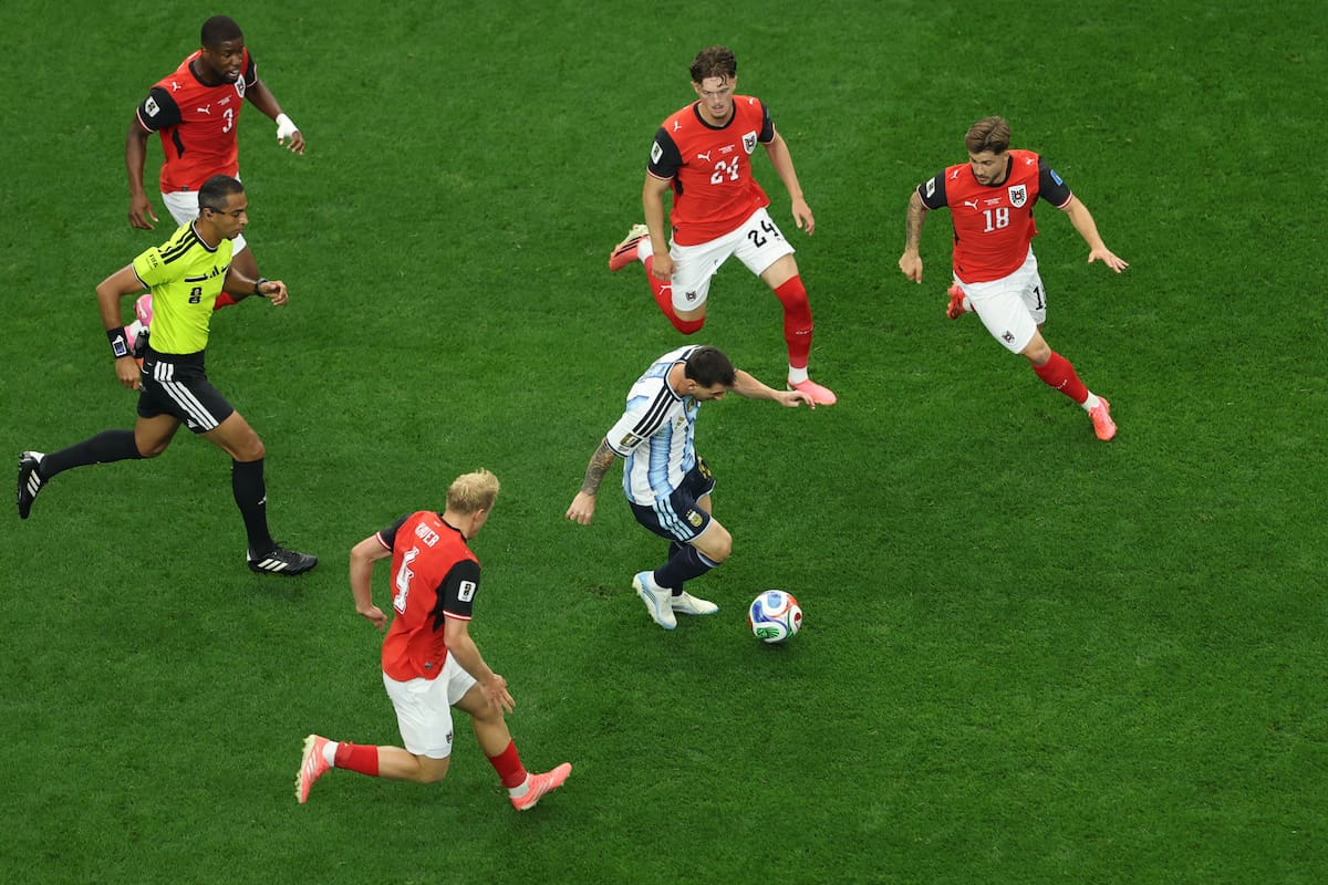 ARLINGTON (ESTADOS UNIDOS), 22/06/2026.- El delantero de Argentina Leo Messi (c) rodeado de rivales en el partido del Mundial 2026 entre Argentina y Austria, este lunes en Arlington, Texas. EFE/Carlos Ramírez