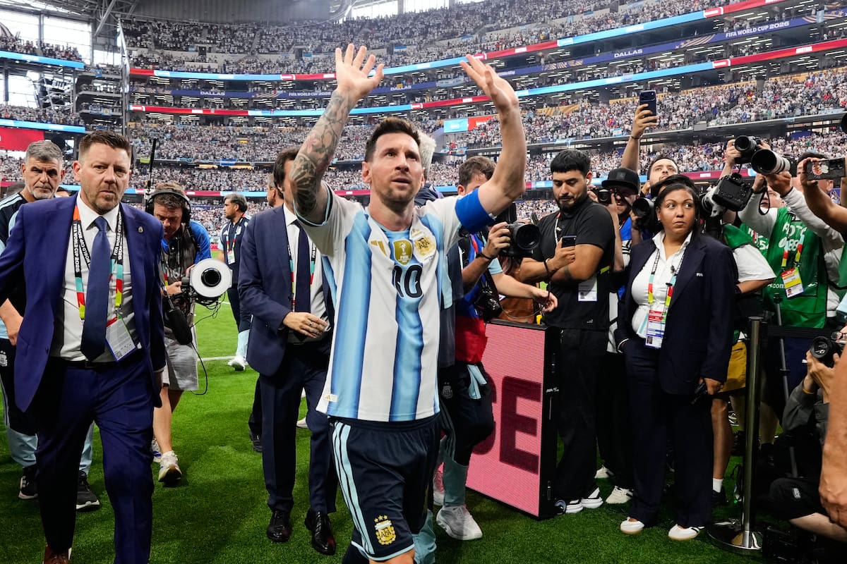 Lionel Messi se retira del campo de juego tras la victoria de Argentina por 2-0 ante Austria en el Grupo J del Mundial. //Foto, AP: Tony Gutiérrez