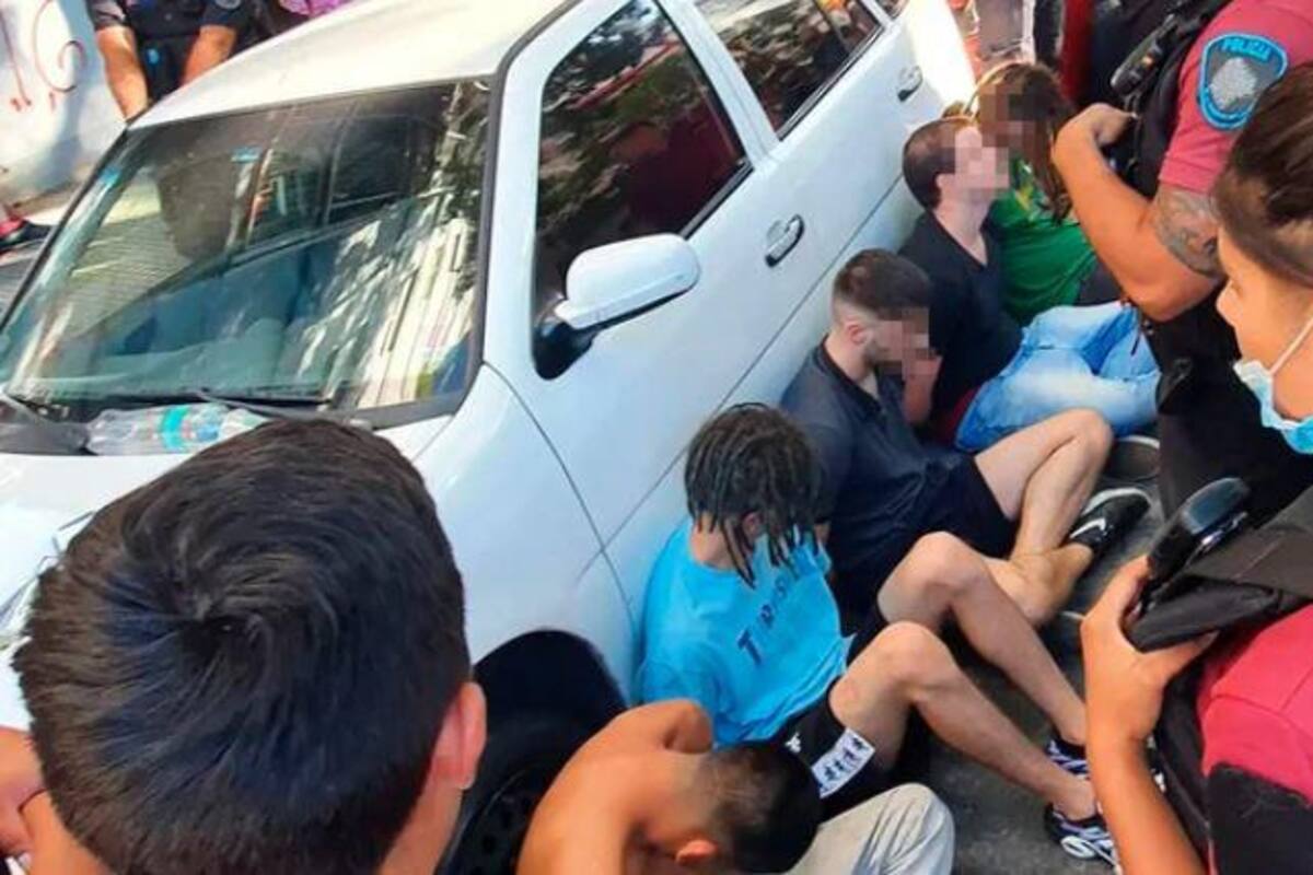 Los seis hombres, entre 20 y 24 años, quedaron detenidos “por abuso sexual”