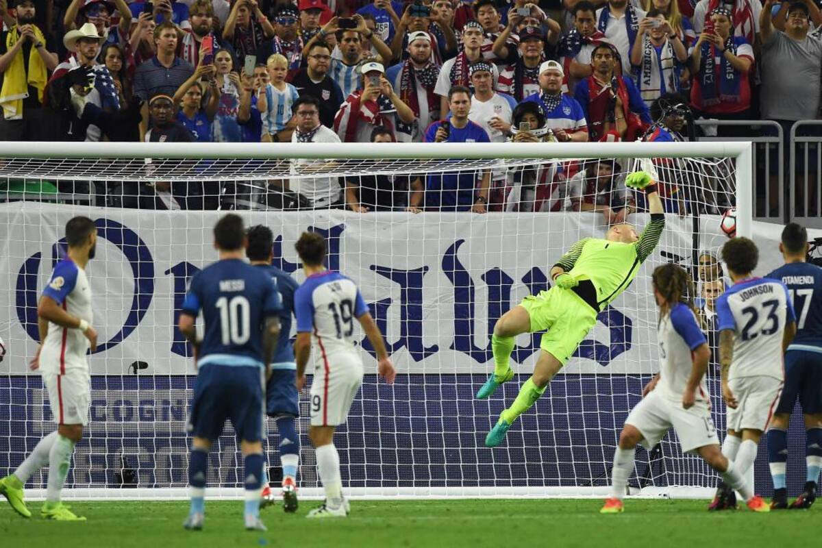 Con este magistral gol de tiro libre, Lionel Messi anotó el segundo tanto de Argentina ante Estados Unidos en juego semifinal de la Copa América, y que le significó a ‘La Pulga’ convertirse en el máximo artillero histórico de la ‘Albiceleste’ al llegar a 55 dianas, una más que Gabriel Batistuta. (Foto: AFP / VANGUARDIA LIBERAL)
