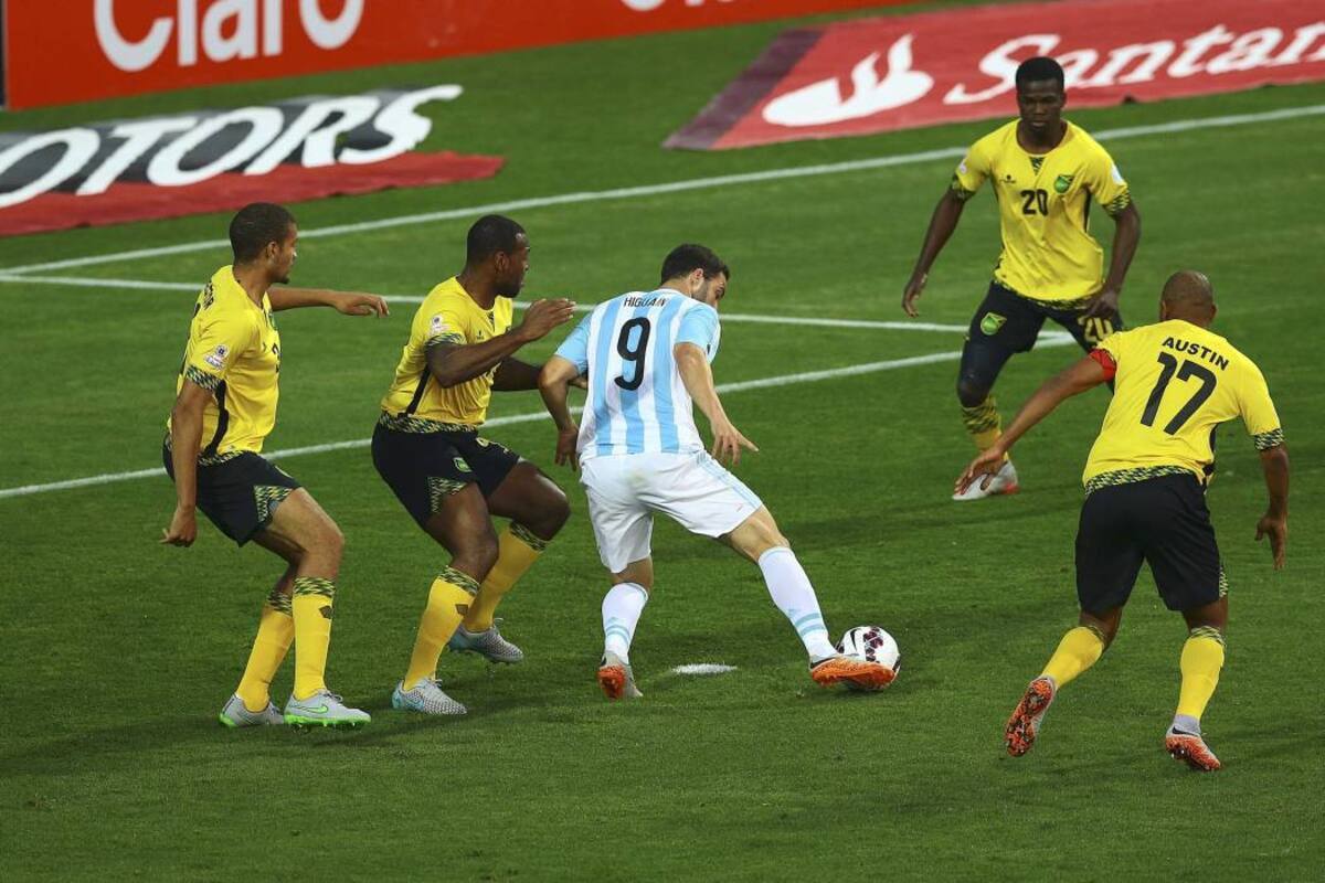 En esta jugada, cuando transcurría el minuto 10, Gonzalo Higuaín, ante cuatro defensas, logró impactar el esférico de potente derechazo y la mandó a ‘dormir’ al fondo de las piolas, abriendo el marcador para Argentina ante Jamaica, pero al final, ese gol fue suficiente para obtener los tres puntos. (Foto: EFE / VANGUARDIA LIBERAL)