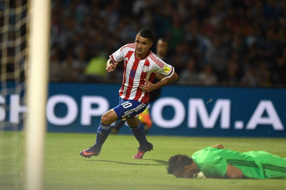 En un contragolpe que supo transformar en gol Derlis González a los 18 minutos de la inicial, Paraguay logró derrotar a Argentina 1-0 en el estadio ‘Mario Alberto Kempes’ de Córdoba, y recompuso su camino en la eliminatoria suramericana y llegó a 15 puntos, uno menos que su rival. (Foto: AFP / VANGUARDIA LIBERAL)