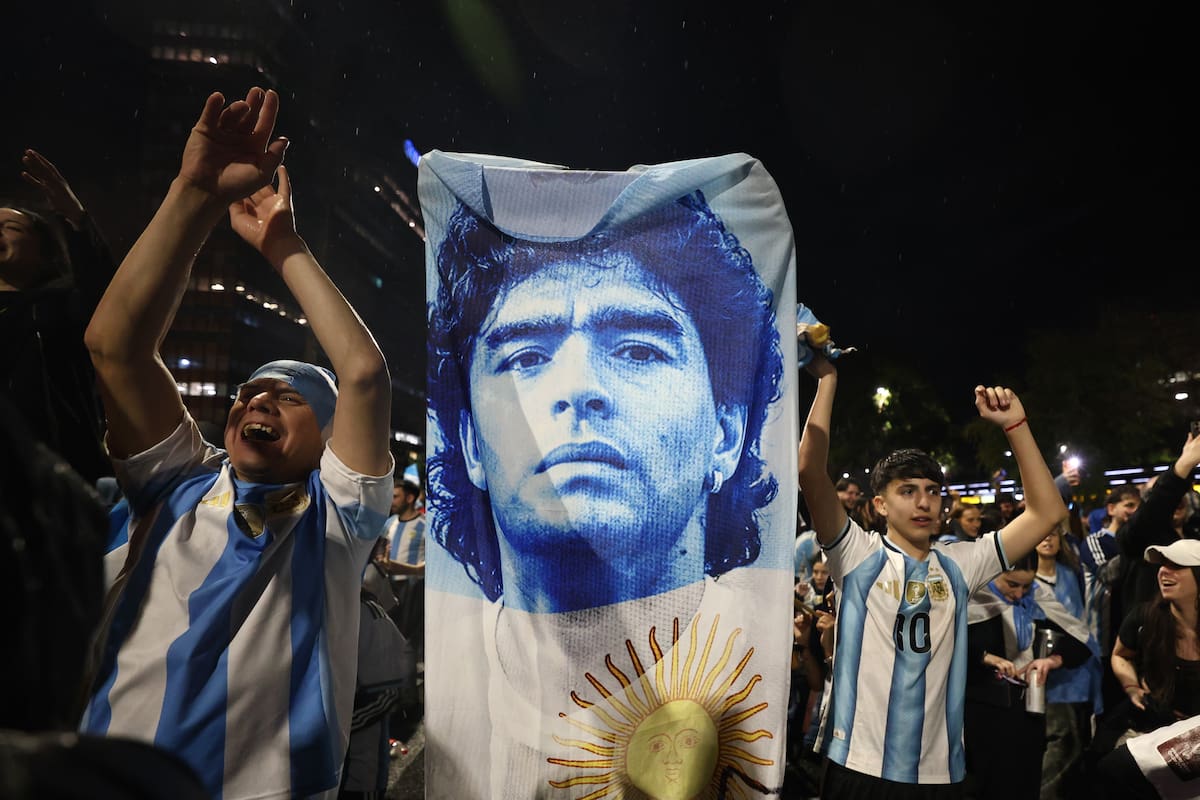 FOTODELDÍA AME9682. BUENOS AIRES (ARGENTINA), 15/07/2026.- Aficionados celebran el triunfo de Argentina frente a Inglaterra en la semifinal del Mundial de la FIFA 2026 este miércoles, en Buenos Aires (Argentina). EFE/ Juan Ignacio Roncoroni