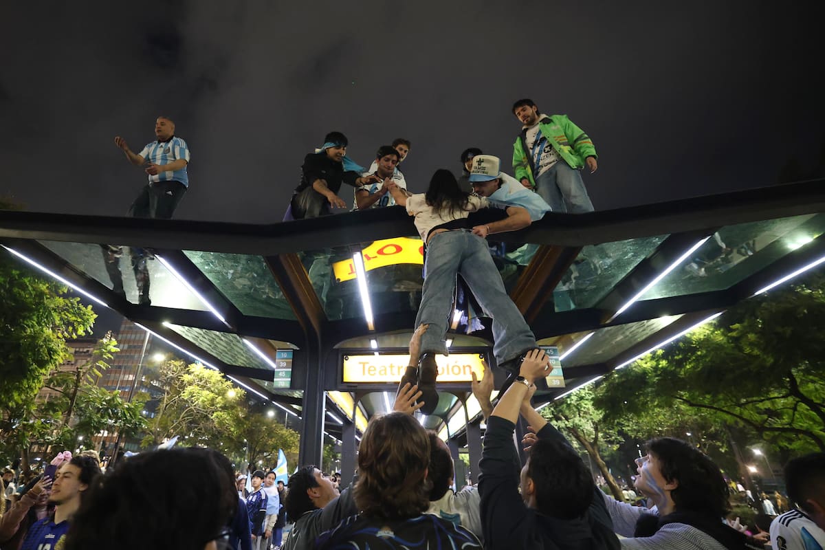AME9586. BUENOS AIRES (ARGENTINA), 15/07/2026.- Aficionados celebran el triunfo de Argentina frente a Inglaterra en la semifinal del Mundial de la FIFA 2026 este miércoles, en Buenos Aires (Argentina). EFE/ Juan Ignacio Roncoroni