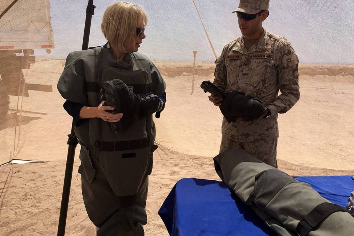 Carol Perez, Embajadora de los Estados Unidos en Chile, visitó las zonas de desminado para aprender sobre las tácticas, técnicas y procedimientos que ayuden al desminado en el mundo. (Foto: EFE / VANGUARDIA LIBERAL)