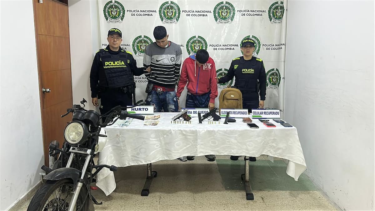 Armas de fuego, cartuchos, celulares y dinero fueron incautados durante el procedimiento policial.