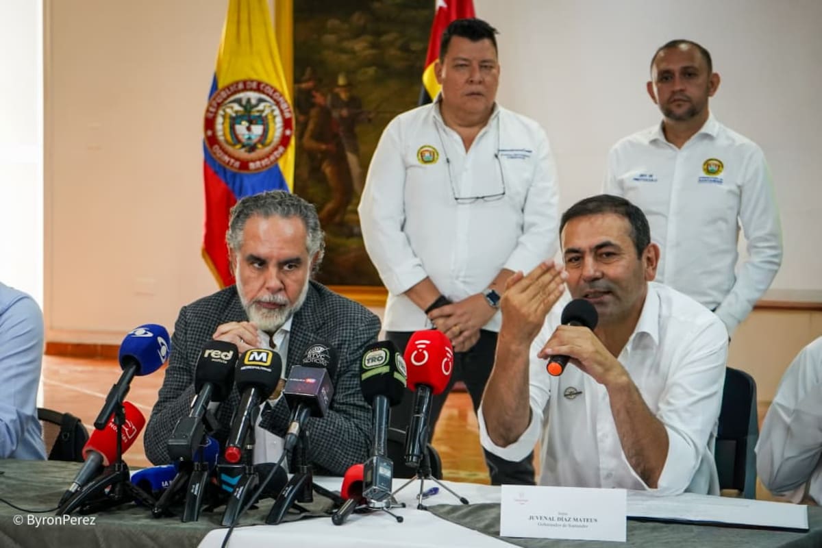 El ministro del Interior, Armando Benedetti y el gobernador de Santander, Juvenal Díaz.