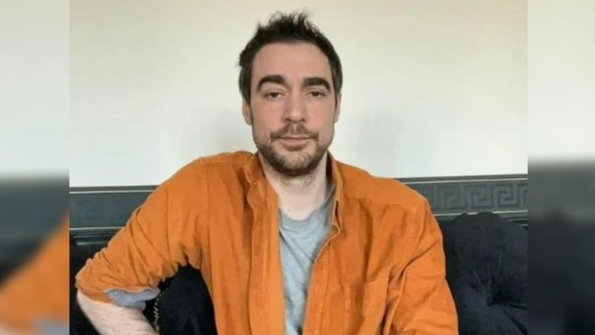 Muere el actor francés Arnaud Denis tras recibir la eutanasia a los 43 años: su último mensaje y los dolores que sufría tras una operación de hernia.
