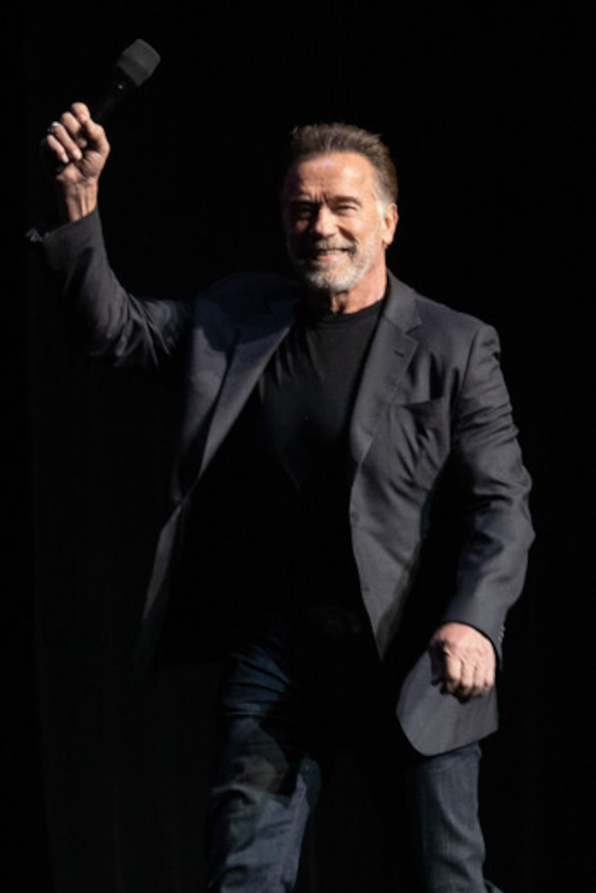 Arnold Schwarzenegger confirma que próximamente volverá a la gran pantalla con una nueva película de 'Conan' y hasta deja la puerta abierta a 'Predator'.