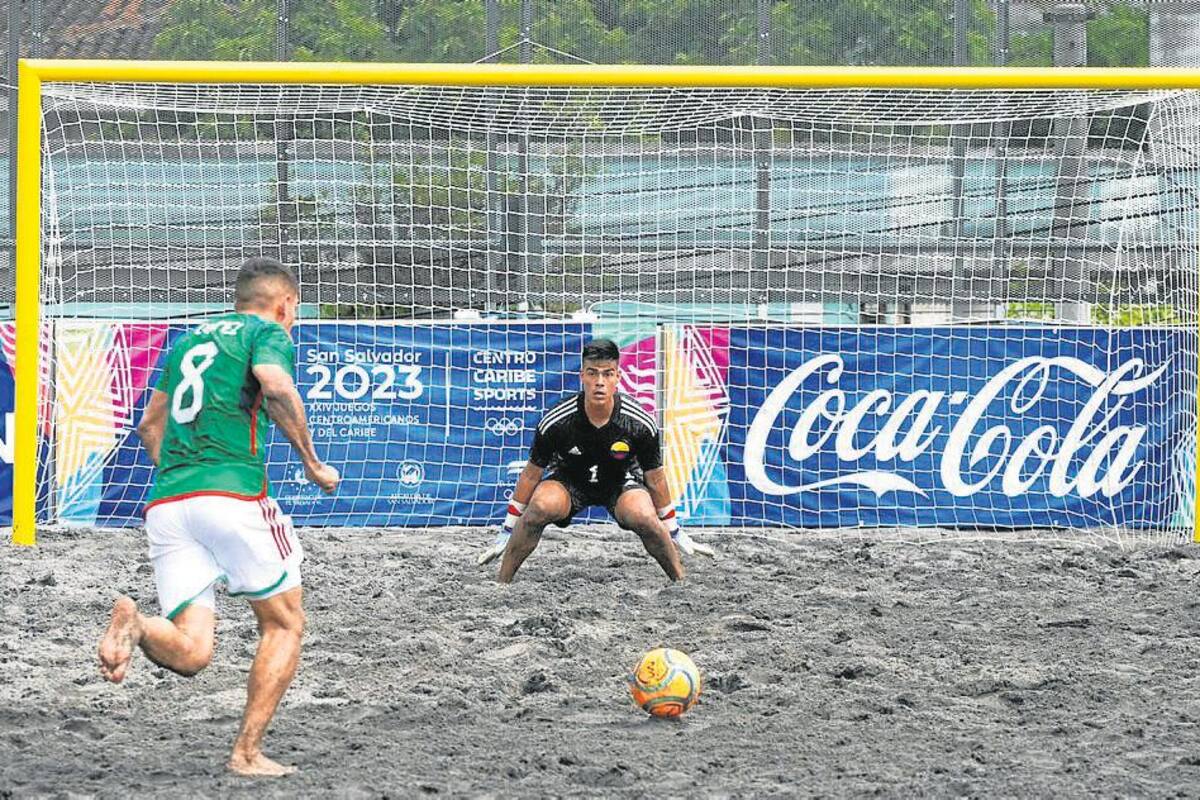 Andrés Felipe Rivera, arquero santandereano, en medio de uno de los compromisos que disputó la selección Colombia de fútbol playa en los pasados Juegos Centroamericanos y del Caribe. Suministrada / VANGUARDIA