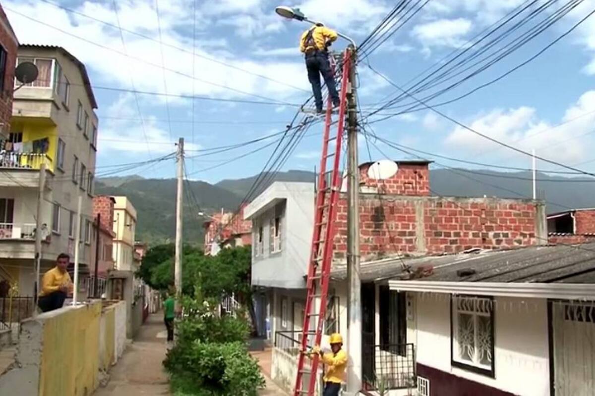 Villas de San Juan fue uno de los sectores intervenidos por el equipo técnico de Iluminación San Juan, Isag, en los últimos días. (Foto: Suministrada / VANGUARDIA LIBERAL)