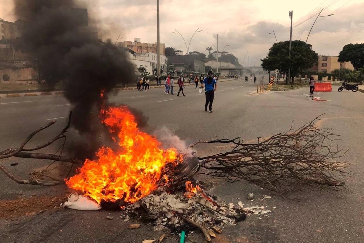 De nuevo se realizaron ayer las quemas de llantas y de árboles sobre las vías. (Foto: Jaime Moreno / VANGUARDIA)
