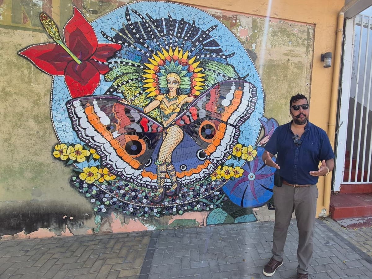 Obra de la artista chilena Isidora Paz, mundialmente famosa por sus vitrales y mosaicos. Ella viajó a Aruba junto a un equipo para armar este vitral pieza por pieza. Los detalles del corpiño tienen oro. (Juan Carlos Chio / VANGUARDIA)
