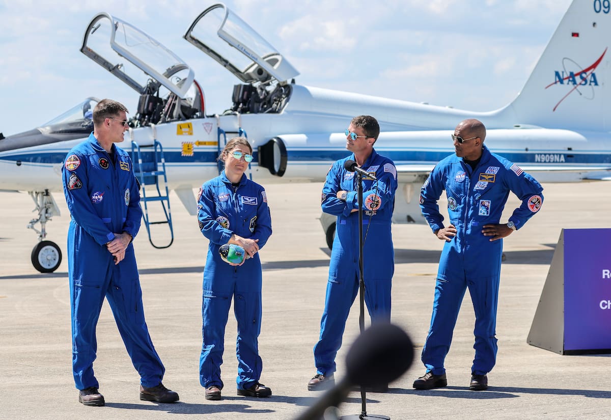 La tripulación de Artemis II (de izquierda a derecha): el especialista de misión Jeremy Hansen de la CSA (Agencia Espacial Canadiense), la especialista de misión Christina Koch, el comandante Reid Wiseman y el piloto Victor Glover, en la plataforma de lanzamiento y aterrizaje del Centro Espacial Kennedy de la NASA en Titusville, Florida, EE. UU., el 27 de marzo de 2026. EFE/CRISTOBAL HERRERA-ULASHKEVICH