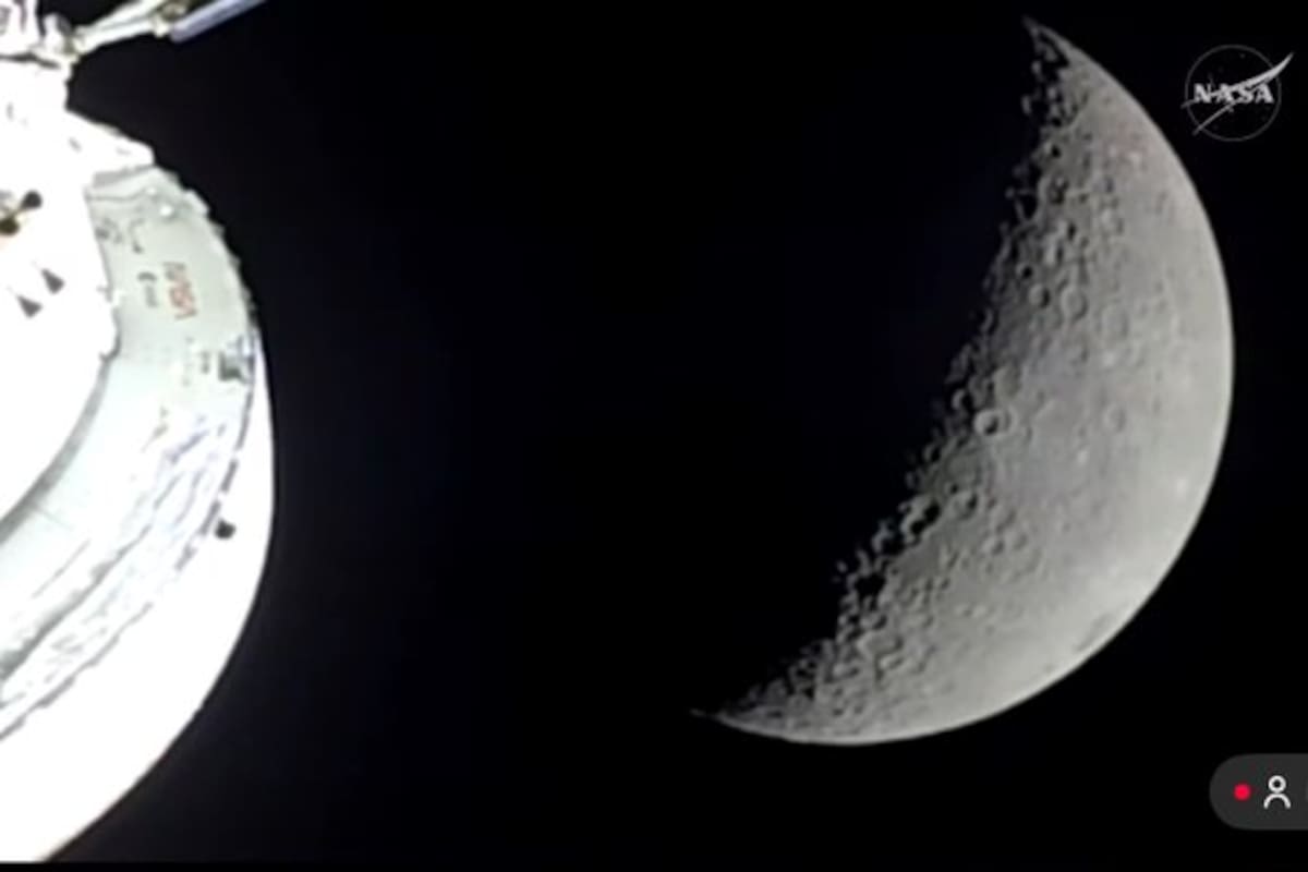 Los astronautas a bordo de la nave Orión, ya son, oficialmente, los humanos que más lejos han estado de la tierra en toda la historia. La misión Artemis II está incomunicada por el momento ya que se encuentra en el lado oscuro de la Luna. Se espera que en unos minutos vuelvan a comunicarse con la Tierra.