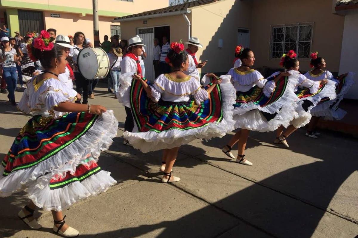Las comparsas, muestras de baile y carrozas han sido uno de los mayores atractivos del Festival de Artesanías en Curití. Este año las carrozas tomarán las principales calles para promocionar eventos de ámbito nacional. (Foto: Suministrada/ VANGUARDIA LIBERAL)