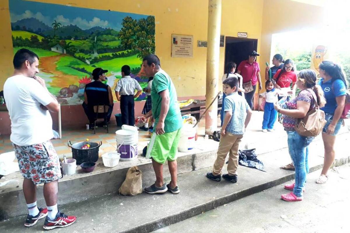 El artista plástico Ricardo Sánchez aprovecha cada jornada de pintura de los murales, para socializar con los estudiantes las técnicas que usa para plasmar los detalles y la forma de generar el mejor impacto visual. (Foto: Suministrada / VANGUARDIA LIBERAL)