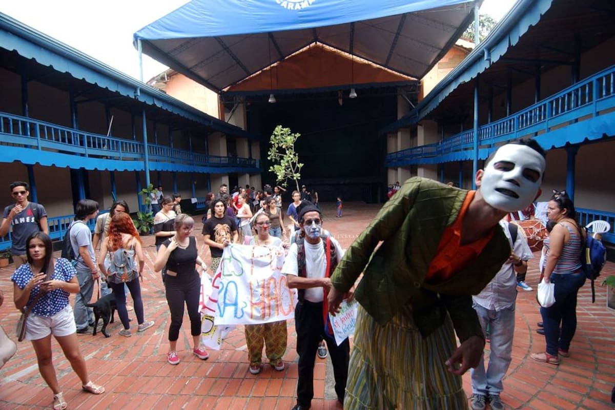 Cerca de 50 artistas marcharon ayer por el Centro de Bucaramanga para pedirle a la Alcaldía que compre el Coliseo Peralta y garantice que siga siendo un centro para promover la cultura. (Foto: Jaime del Río / VANGUARDIA LIBERAL)