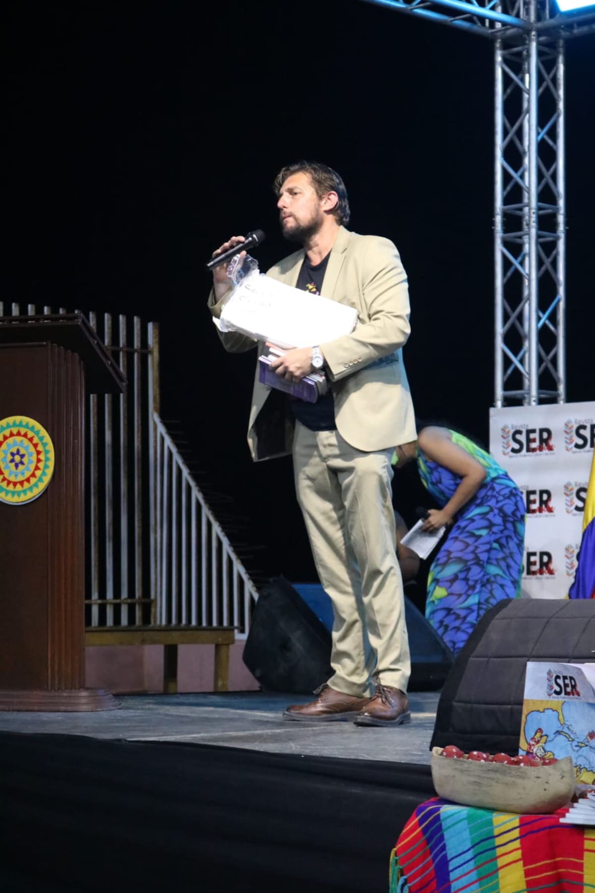 El poeta arubeño llega a la ciudad con una agenda que conecta literatura, memoria, territorio y las experiencias de migrar.
