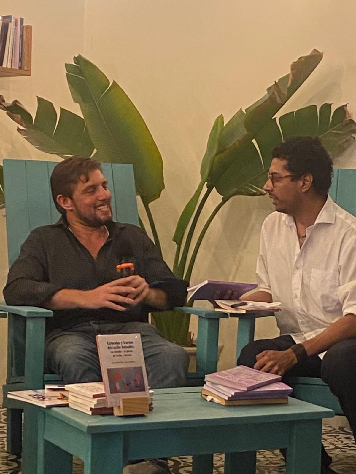 El poeta arubeño presenta una antología y un poemario que exploran la identidad, la migración y los encuentros entre territorios y culturas.