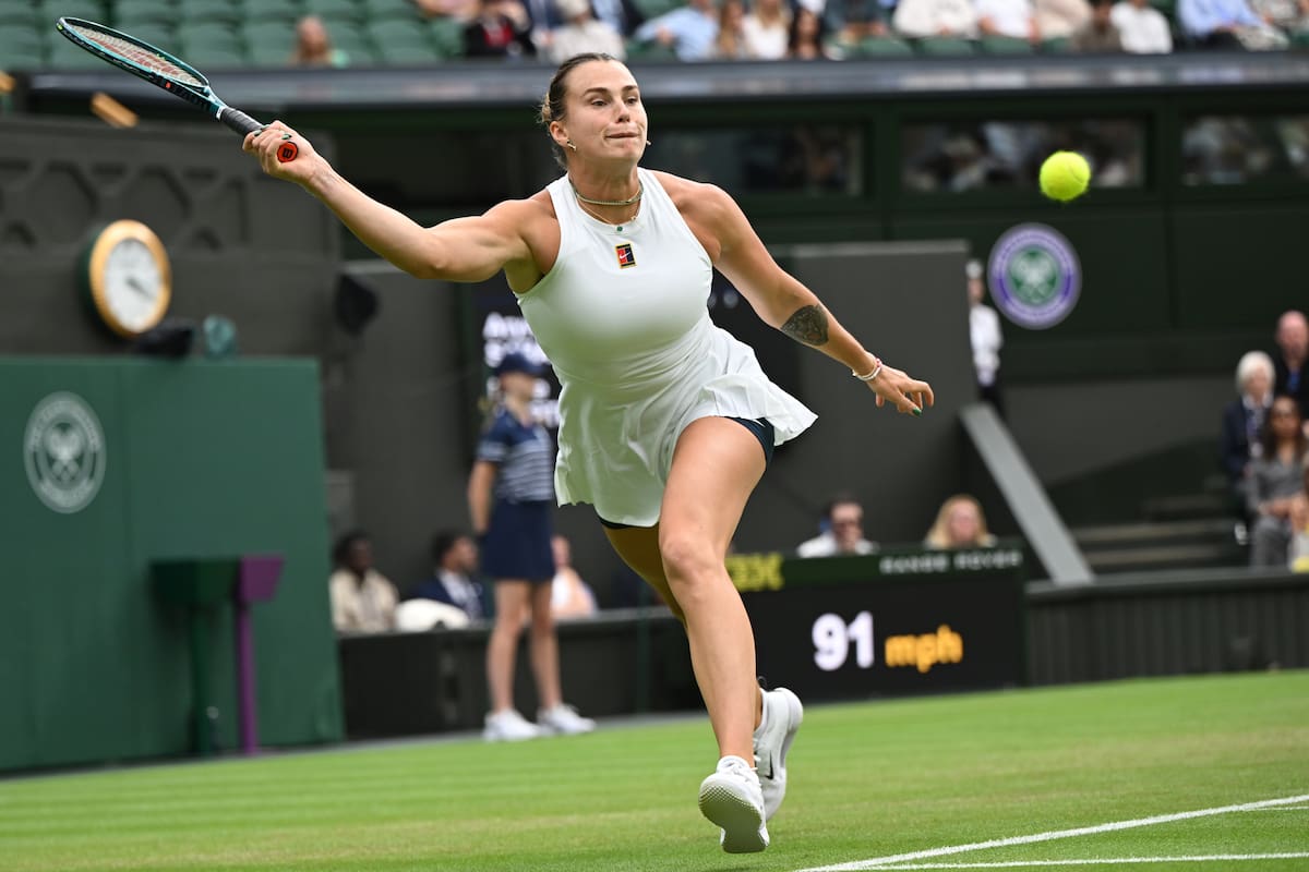 Aryna Sabalenka, de Bielorrusia, en acción durante el partido de octavos de final femenino contra Elise Mertens de Bélgica en el Campeonato de Wimbledon, Wimbledon. //Foto, EFE: DANIEL HAMBURY