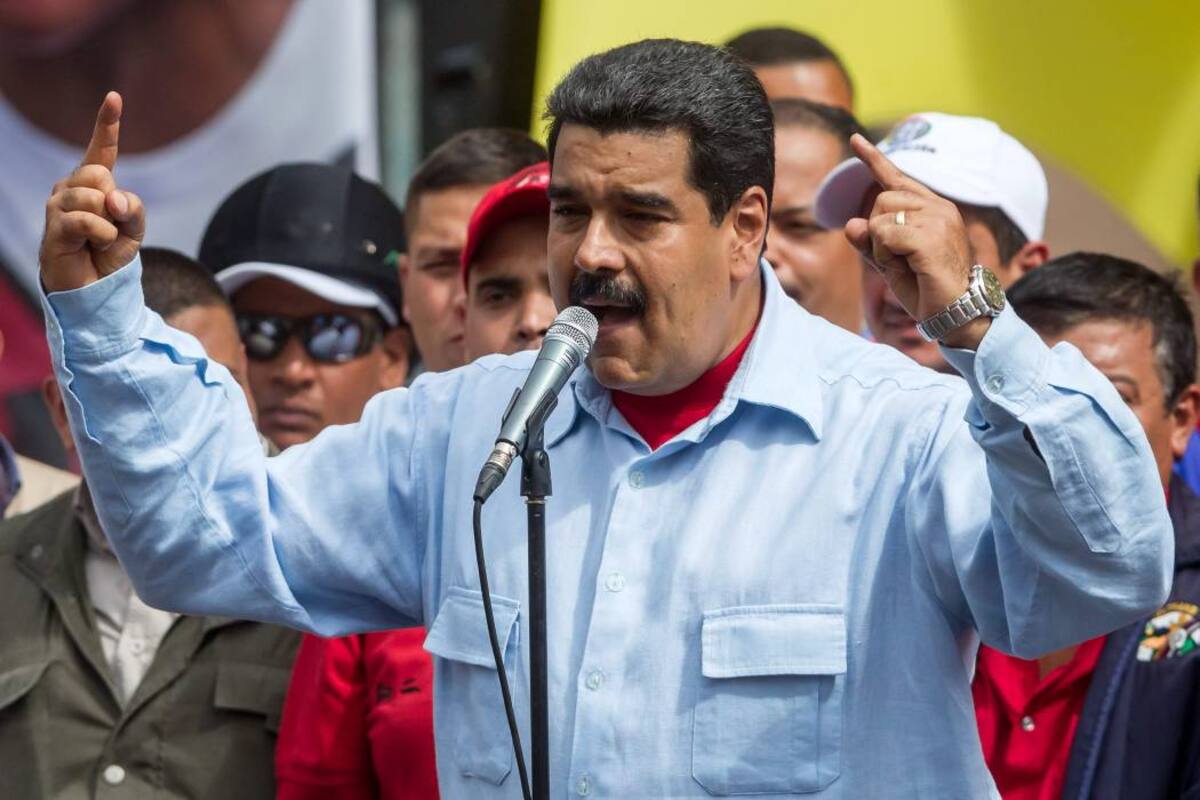 A su llegada a Caracas, Maduro se dirigió ante una manifestación de sus seguidores, convocada en el Palacio de Miraflores. (Foto: EFE / VANGUARDIA LIBERAL)
