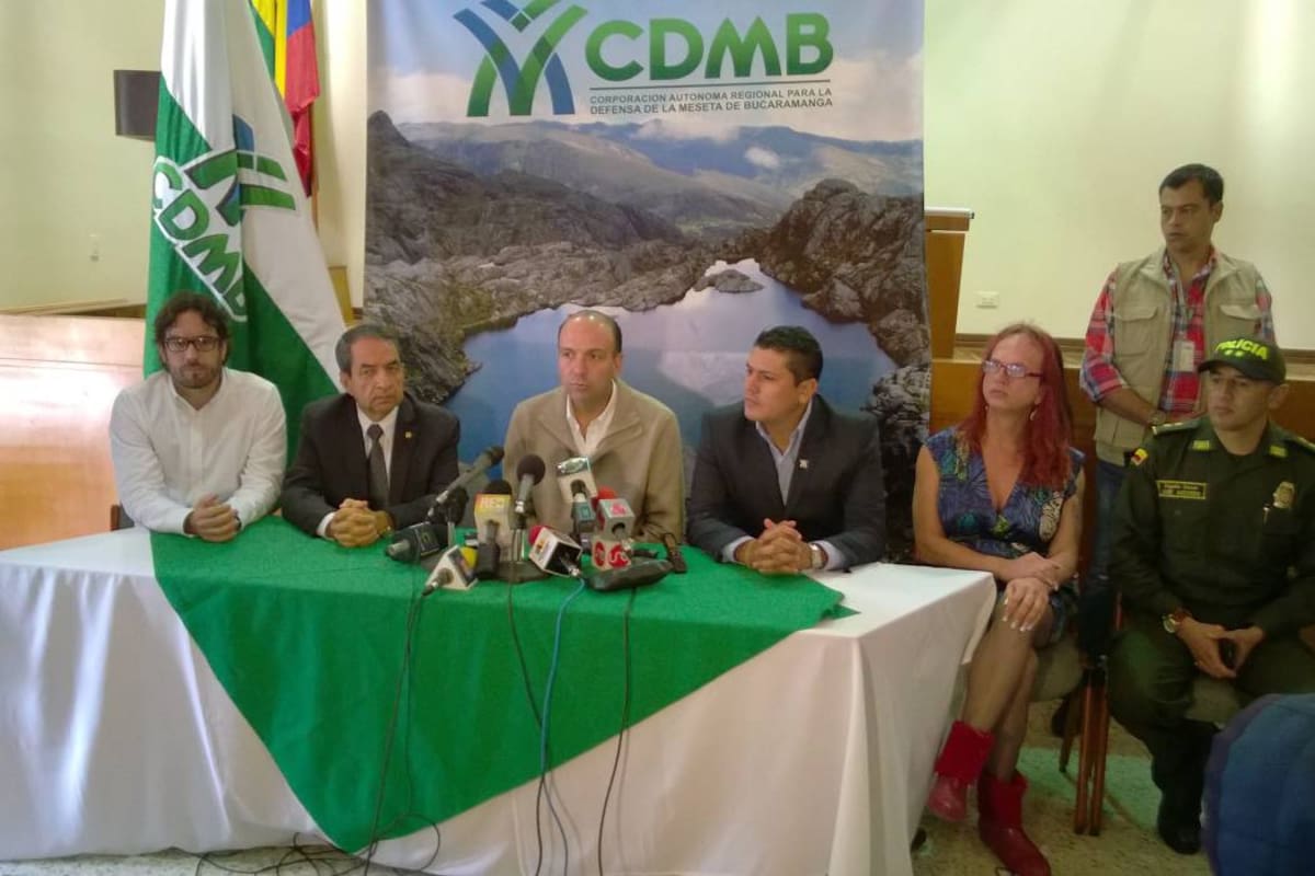 Gabriel Vallejo (centro), aseguró que no llegó al Ministerio a inventarse nada y que en su agenda le dará prioridad a Santurbán. (Foto: Suministrada / VANGUARDIA LIBERAL )
