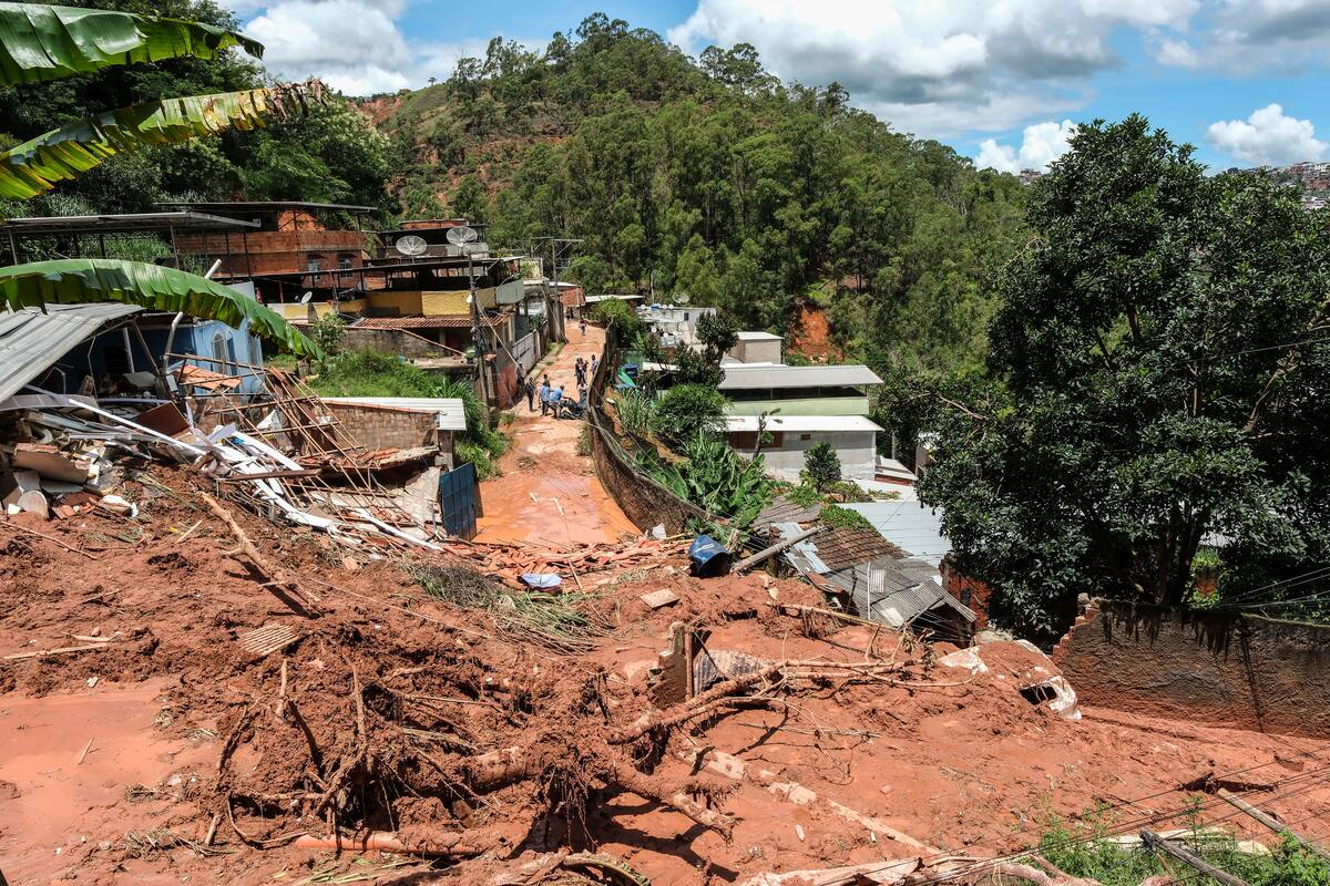 AME8302. JUIZ DE FORA (BRASIL), 25/02/2026.- Fotografía que muestra una zona afectada por fuertes lluvias este miércoles, en el barrio 3 Moinhos, en Juiz de Fora (Brasil). El número de víctimas mortales causado por las lluvias que azotan el sureste de Brasil aumentó a 36 en el estado de Minas Gerais, mientras que los equipos de rescate buscan a 33 desaparecidos, informaron fuentes oficiales.EFE/ Andre Coelho