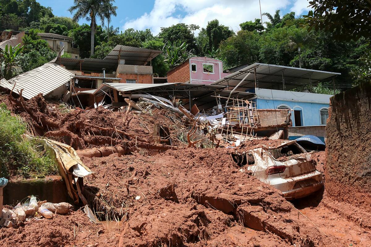 AME8302. JUIZ DE FORA (BRASIL), 25/02/2026.- Fotografía que muestra una zona afectada por fuertes lluvias este miércoles, en el barrio 3 Moinhos, en Juiz de Fora (Brasil). El número de víctimas mortales causado por las lluvias que azotan el sureste de Brasil aumentó a 36 en el estado de Minas Gerais, mientras que los equipos de rescate buscan a 33 desaparecidos, informaron fuentes oficiales.EFE/ Andre Coelho