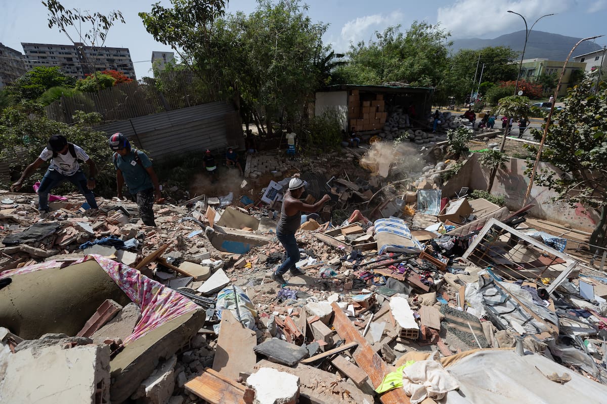 Voluntarios realizan labores de búsqueda y remoción de escombros en edificios afectados por terremotos este jueves, en Catia La Mar (Venezuela). El presidente del Parlamento de Venezuela, el chavista Jorge Rodríguez, informó que los fallecidos por los dos terremotos ocurridos el miércoles en su país ya dejan 920 muertos y 3.360. EFE/ Ronald Peña R