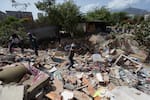 Nuevo sismo de 4,9 sacude el norte de Venezuela mientras siguen las labores de rescate