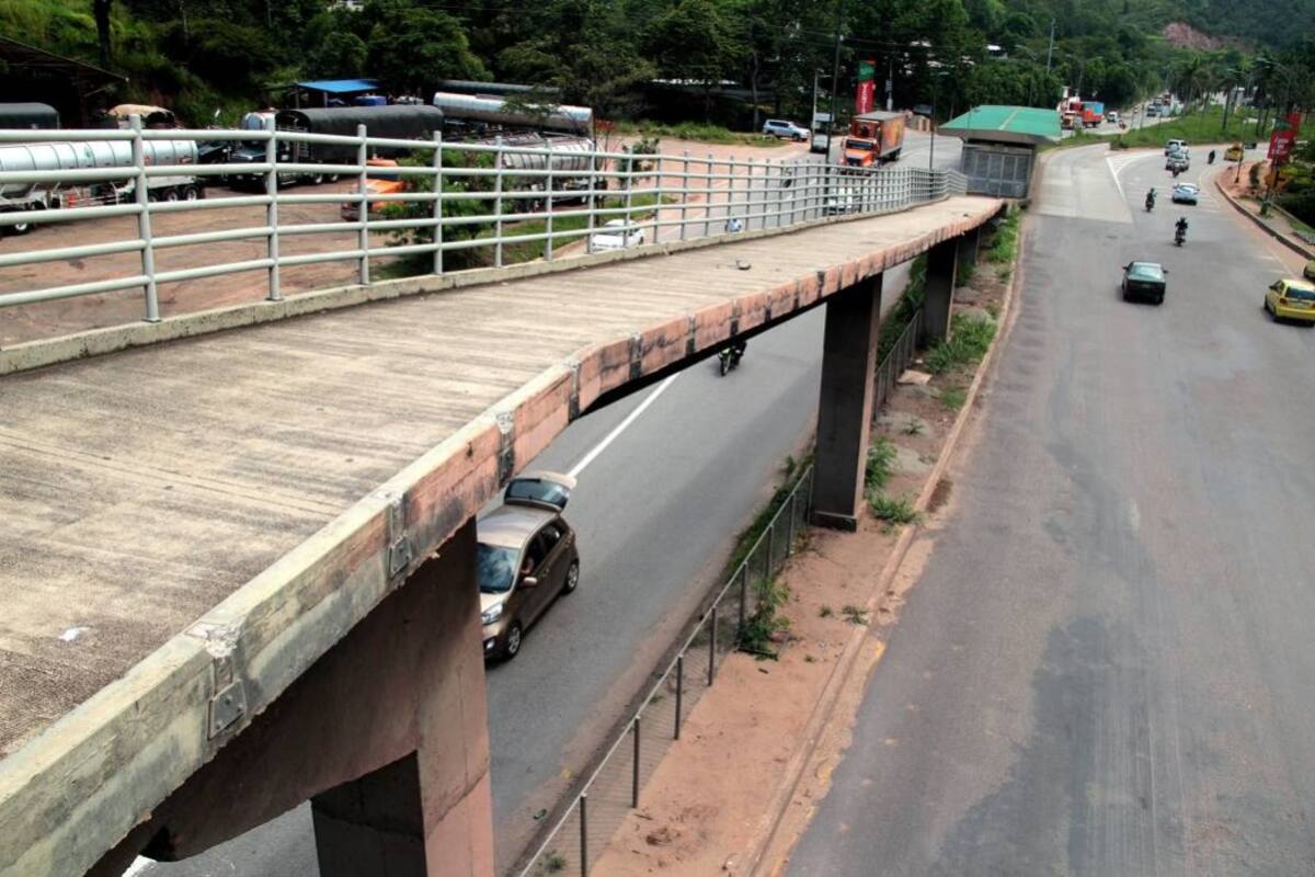 Cerca de cinco meses fuera de servicio cumple la estación Palmichal, ubicada en la Autopista a Piedecuesta, luego del accidente en el que un camión cisterna se volcó e incendió en abril de este año. (Foto: Archivo / VANGUARDIA LIBERAL)