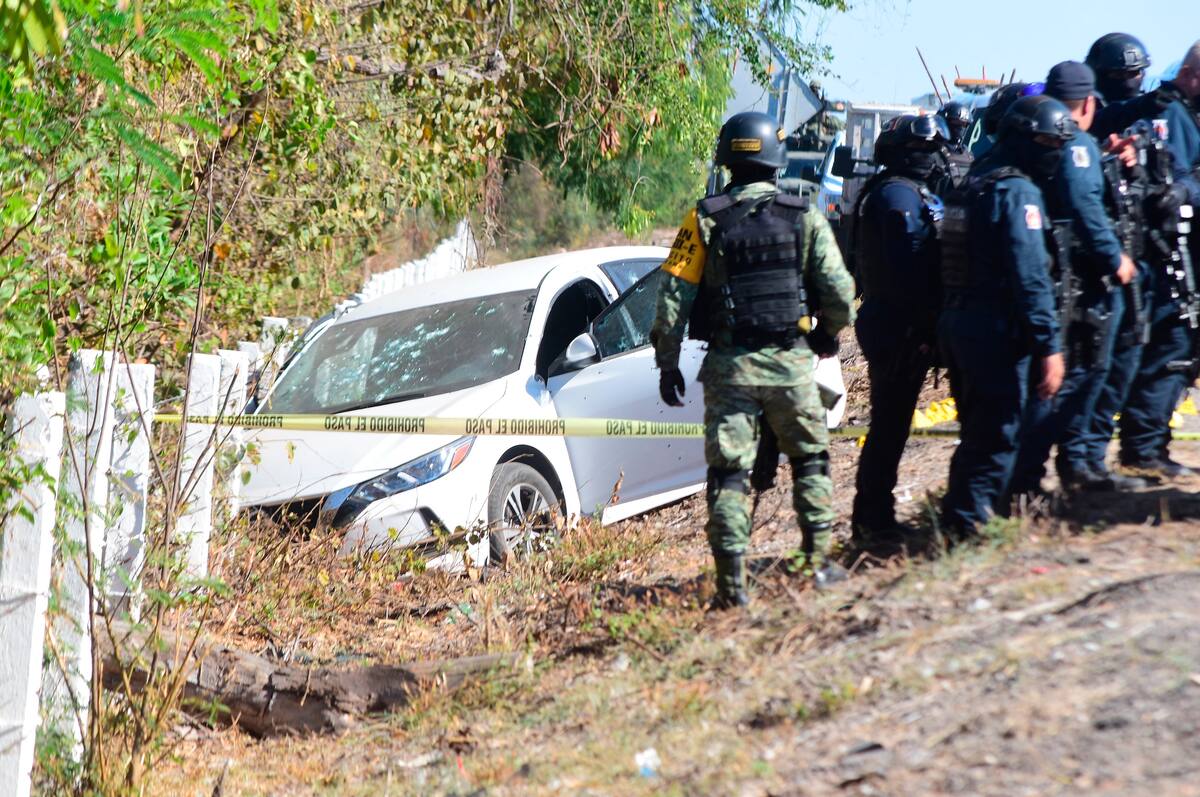 Soldados de la Guardia Nacional y policías estatales acordonan hoy la zona donde fue hallado el vehículo en que fue asesinado el director de la Policía Estatal Preventiva de Sinaloa, Joel Ernesto Soto, en Culiacán, estado de Sinaloa (México). EFE/ VANGUARDIA