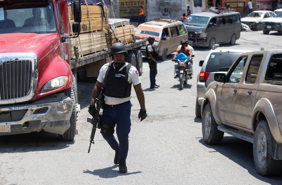 Policías vigilan las calles de la capital, en Puerto Príncipe (Haití). EFE / VANGUARDIA