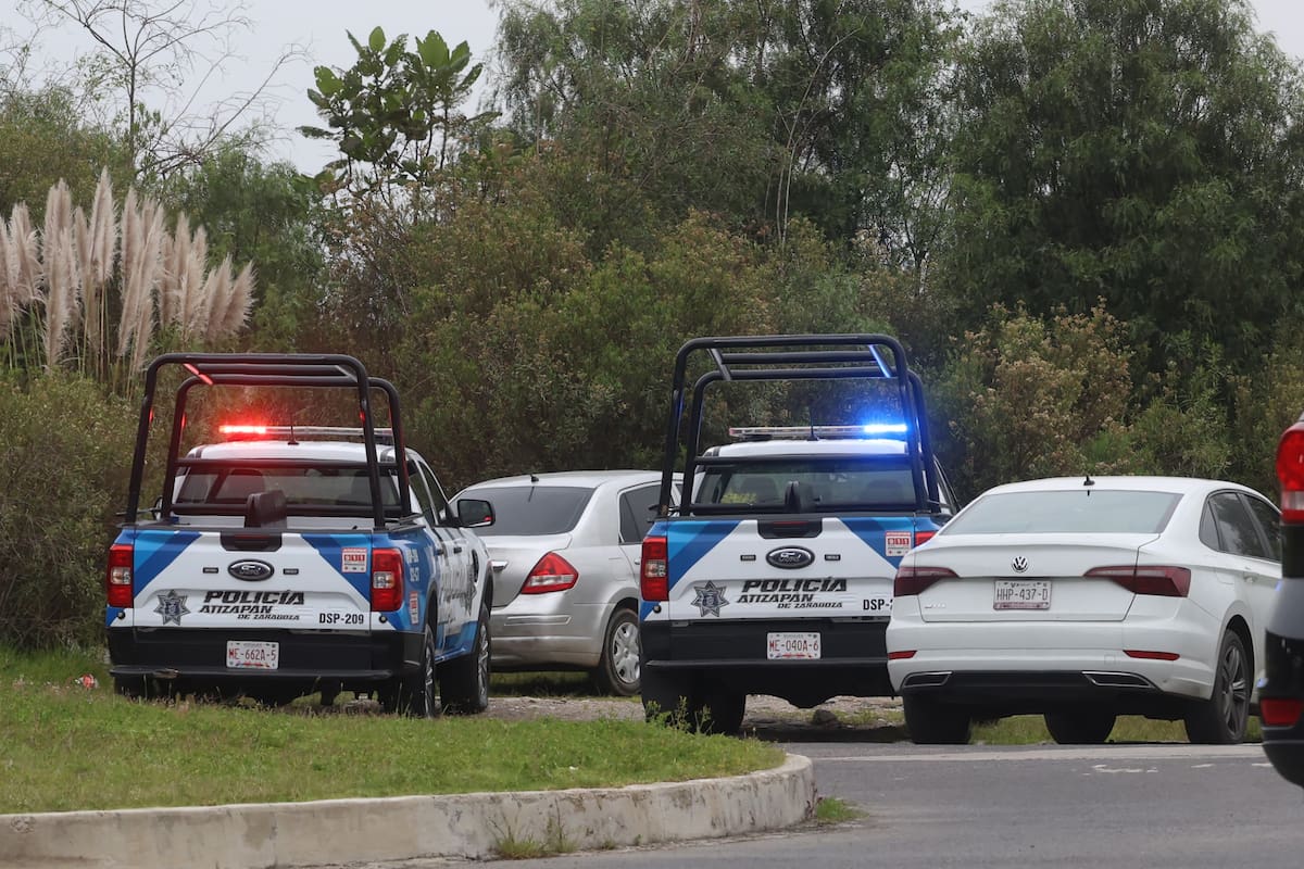 Policías custodian la zona donde se cometió un homicidio múltiple este miércoles, en el municipio Atizapan de Zaragoza (México). | EFE