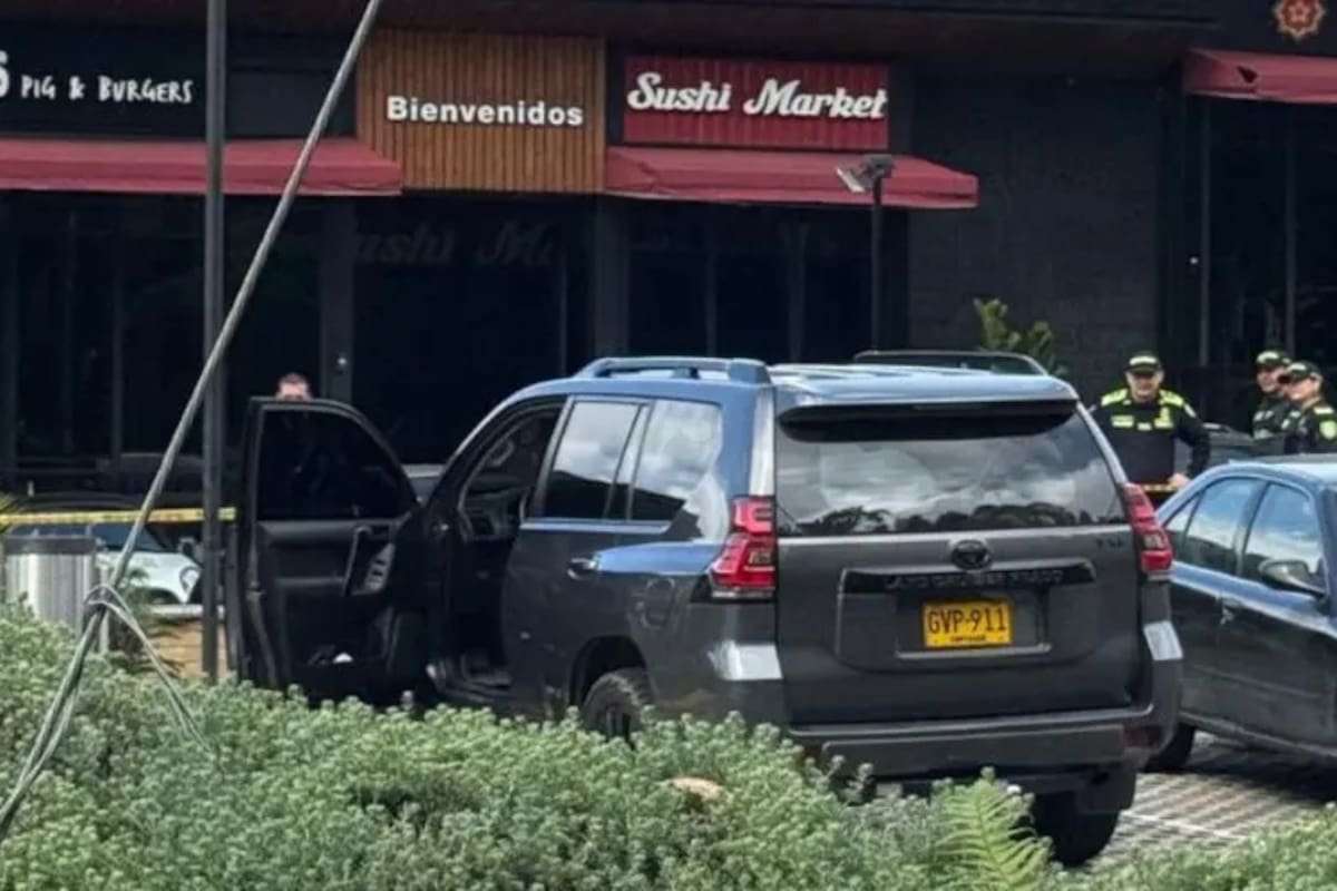 Asesinaron a hombre que se bajó de una camioneta blindada en un mall comercial, en Envigado. | Foto: Tomada de El Colombiano.