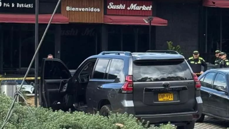 Asesinaron a hombre que se bajó de una camioneta blindada en un mall comercial, en Envigado