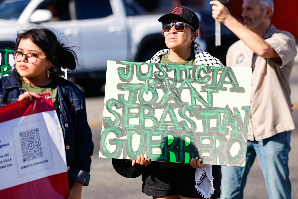 Miembros de la Unión del Barrio y la Coalición de Autodefensa Comunitaria se manifiestan exigiendo justicia por las muertes de Lorenzo Salgado Araujo y Johan Sebastián Duran Guerrero, y abogando por cambios en las políticas federales de control migratorio, en la intersección de Central Avenue y Vernon Avenue en el sur de Los Ángeles, California, EE. UU., el 16 de julio de 2026.