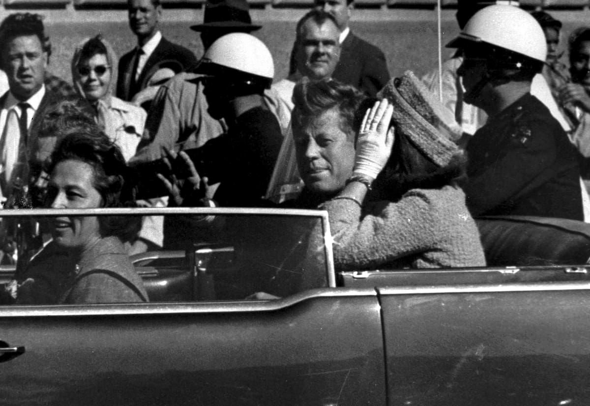 El presidente John F. Kennedy en el automóvil en Dallas, Texas, el 22 de noviembre de 1963, poco antes de ser asesinado. //Archivo AP