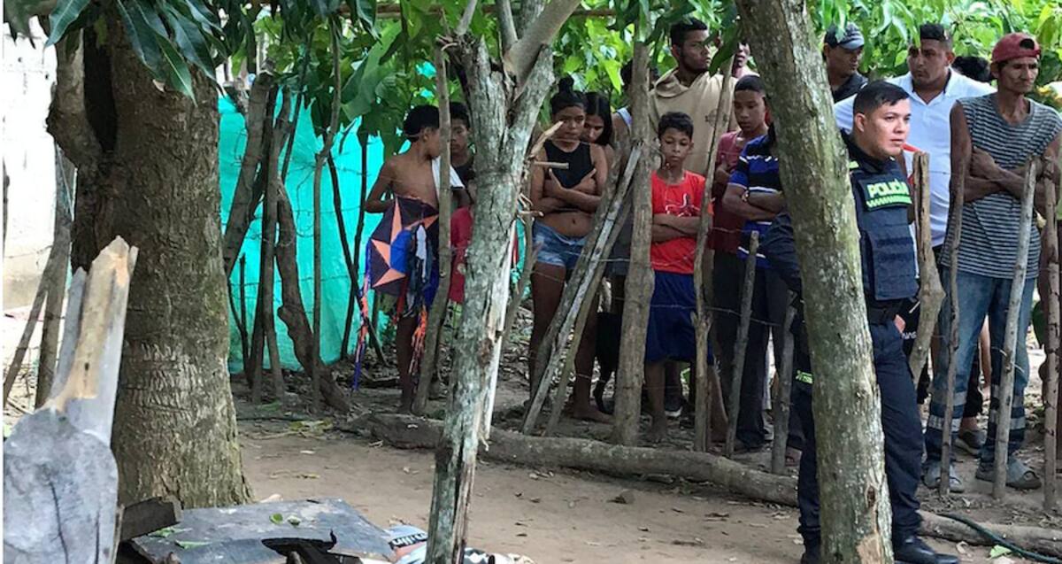 Muchos curiosos llegaron. hasta la invasión La Mano de Dios en el municipio de Sabanalarga donde un joven de 16 años de edad fue asesinado.//Cortesía.