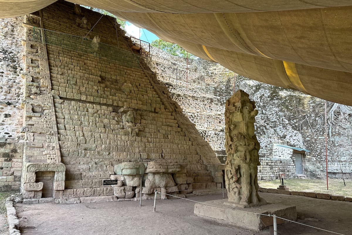 ACOMPAÑA CRÓNICA: HONDURAS MAYAS AME5101. COPÁN RUINAS (HONDURAS), 06/09/2026.- Fotografía de una estela y escalinata Maya en el Parque Arqueológico Copán este domingo, en Copán Ruinas, uno de los asientos de la civilización maya (Honduras). EFE/ Germán Reyes