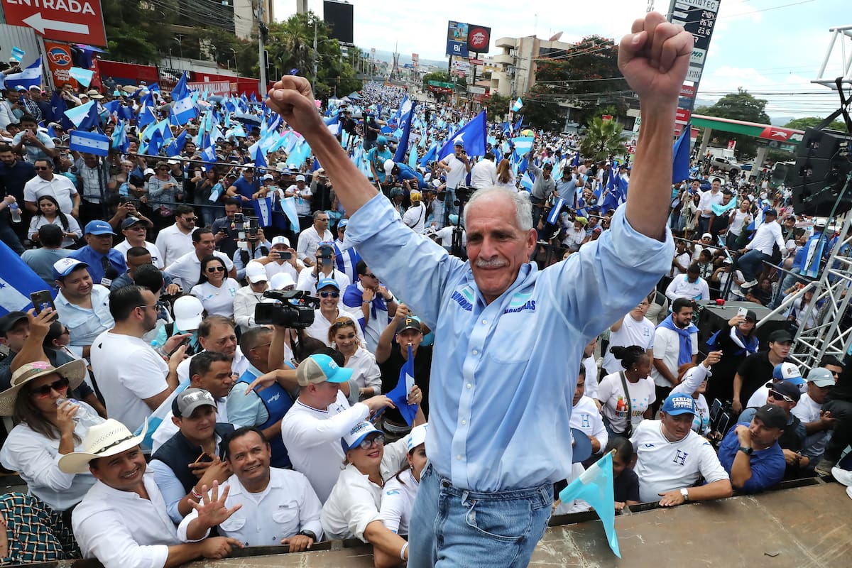 Fotografía de archivo del 8 de noviembre de 2025 del entonces candidato a la Presidencia de Honduras, Nasry Asfura, reaccionando durante un evento en Tegucigalpa (Honduras). Asfura, respaldado por el presidente de EE.UU., Donald Trump, afirmó estar "preparado para gobernar" Honduras luego de que el Consejo Nacional Electoral (CNE) lo declaró virtual presidente electo del país centroamericano. EFE/ Gustavo Amador