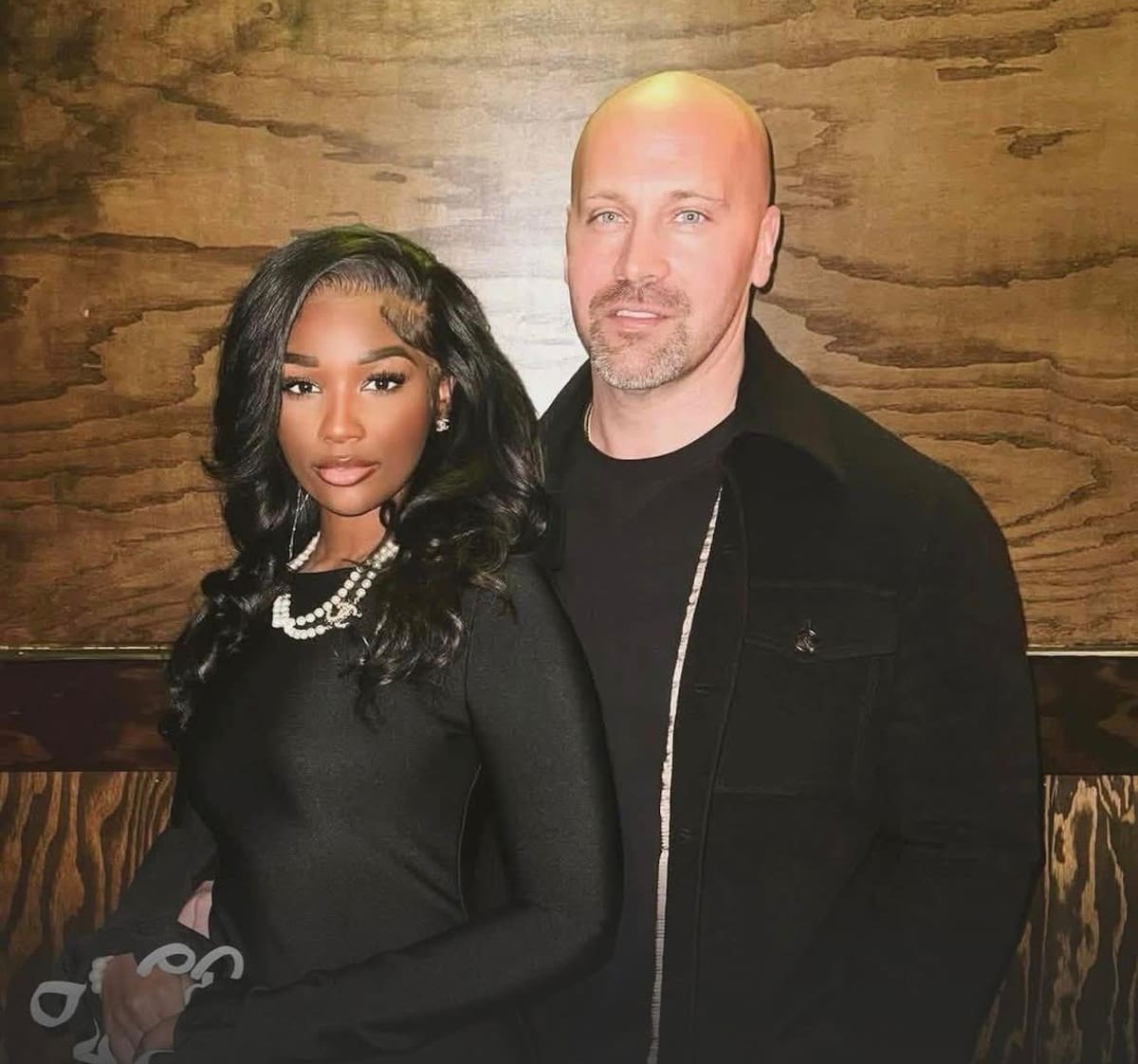 Influencer de 31 años, Ashlee Jenae, fue hallada muerta en su habitación de hotel en Tanzania.