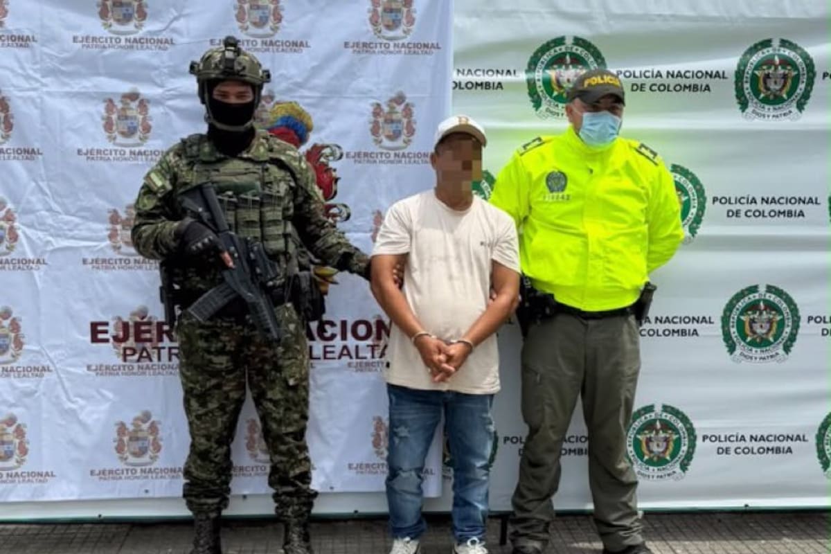 Alias ‘Ñato’ fue capturado en zona rural de Turbo durante un operativo adelantado por el Ejército con apoyo de la Policía y la DEA. Foto tomada de: X // Séptima División del Ejército.