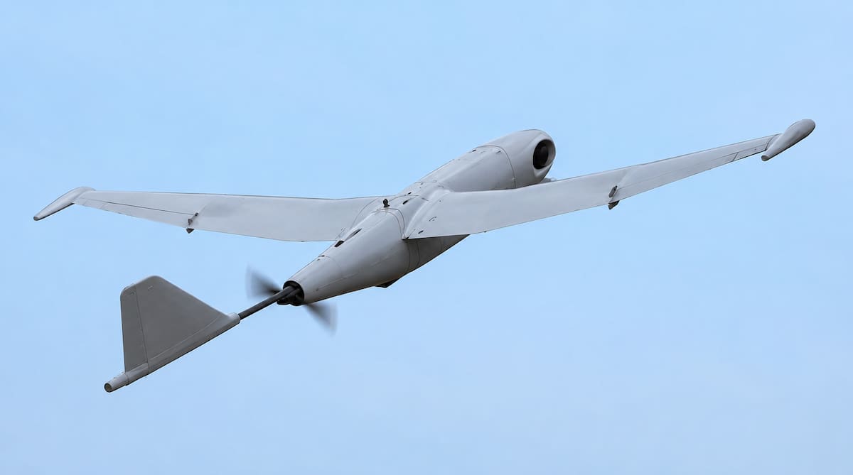 El sistema ScanEagle es utilizado por las Fuerzas Militares para misiones de vigilancia, reconocimiento e inteligencia aérea. Imagen de referencia // apoyo IA.