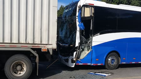 Siete personas resultaron heridas tras choque entre un bus y un tractocamión en Santander