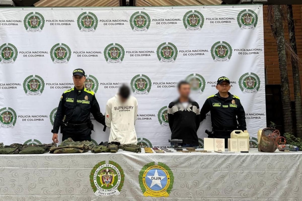 Así fue el operativo en Medellín donde hallaron explosivos y uniformes de las disidencias / Foto: Policia de Medellín.