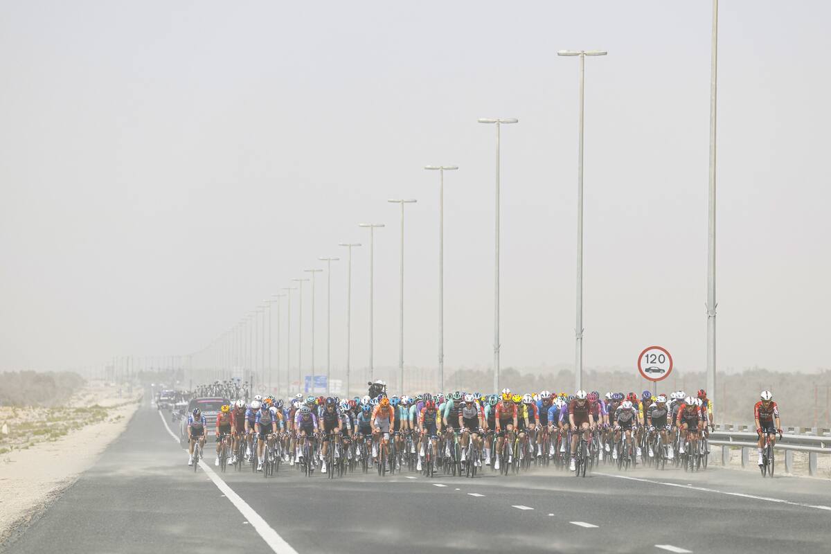 Así les fue a los colombianos en la primera etapa del UAE Tour 2026: viento, caída y un líder inesperado. Foto: Movistar Team.